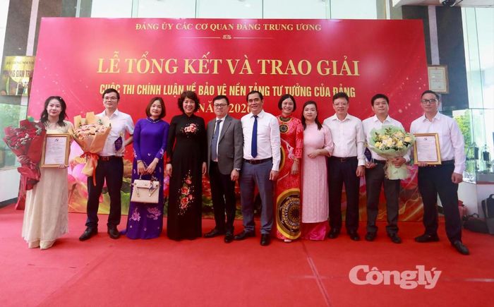 Các đồng chí lãnh đạo tham dự lễ tổng kết và trao giải chụp ảnh lưu niệm cùng đại diện các nhóm tác giả đoạt giải của Báo Công lý.