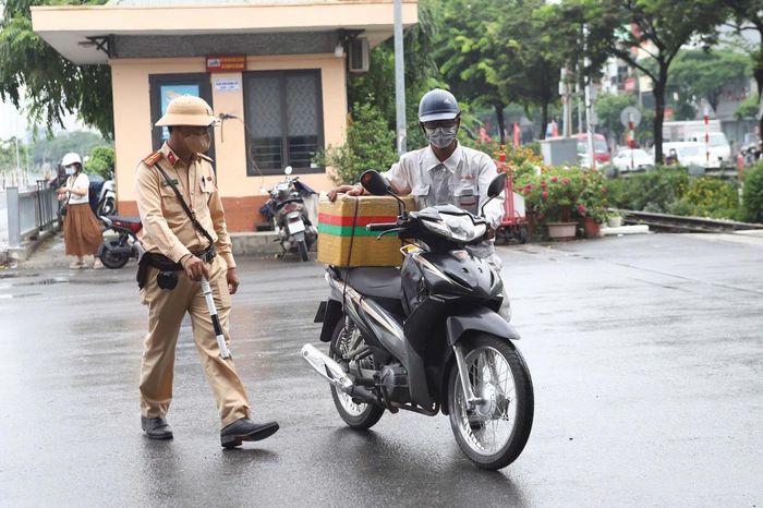 CSGT kiểm tra trường hợp vi phạm, sáng 16/7.