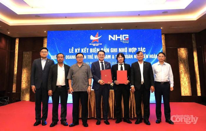 Đại diện Tập đoàn Nguyễn Hoàng và Hội Doanh nhân trẻ Việt Nam cùng các đại biểu tại lễ ký kết Biên bản ghi nhớ hợp tác. 