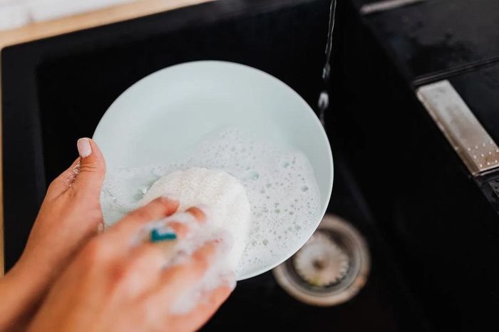 Nước rửa chén thông thường có khả năng tẩy sạch dầu mỡ nhanh và giá thành hợp lý