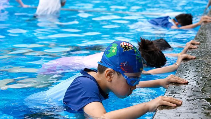 Các bể bơi công cộng dễ trở thành nơi lây nhiễm Adenovirus ở trẻ
