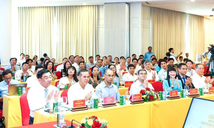 Lãnh đạo tỉnh, lãnh đạo Công ty Yến sào Khánh Hòa chào đón các chuyên gia trình bày tham luận tâm huyết
