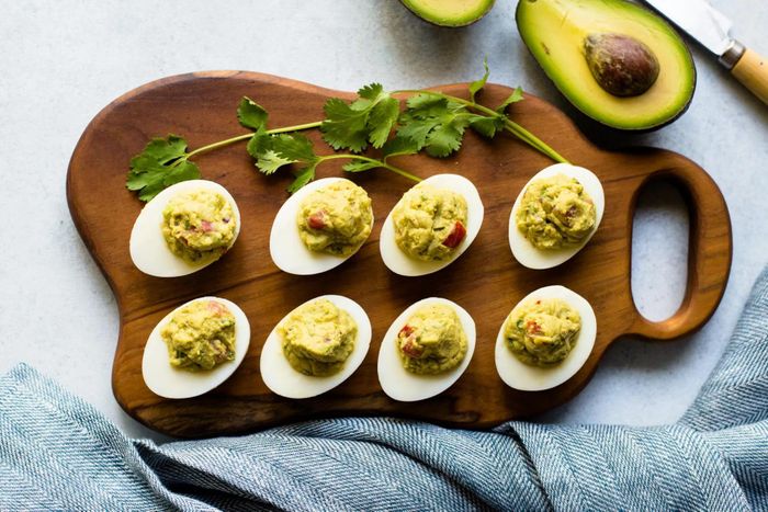 Kết hợp bơ với trứng sẽ tạo nên bữa ăn giàu protein, chất béo lành mạnh và choline