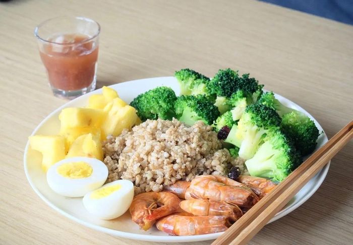  Bông cải xanh ăn cùng trứng sẽ cung cấp đồng thời protein và chất xơ, giúp kéo dài cảm giác no 