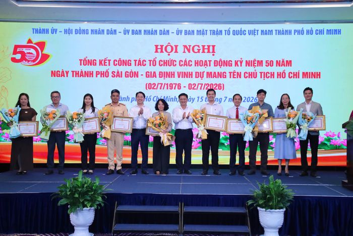 Lãnh đạo TPHCM trao khen thưởng cho các tập thể, cá nhân tại hội nghị tổng kết