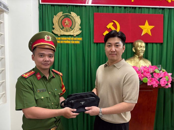 Đại diện CAP.Tân Hưng trao trả tài sản lại cho ông Lee Jae Yong 