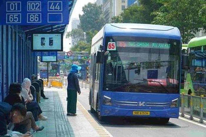 Nhiều người ở TPHCM chọn xe buýt làm phương tiện đi lại