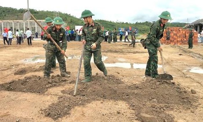 Lực lượng bộ đội sẽ hỗ trợ xây nhà cho người dân vùng thiên tai.