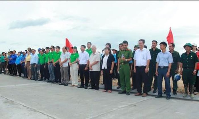 Các đại biễu trong lễ ra quân xây dựng nhà ở cho người dân vùng thiên tai.