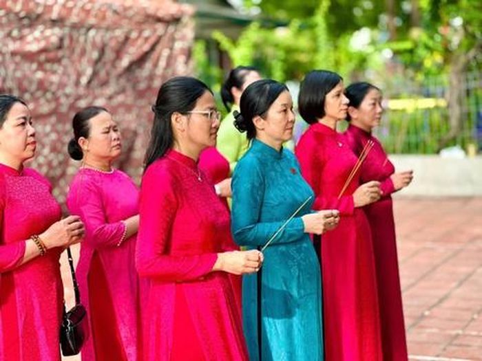 Đoàn nữ cán bộ chủ chốt phường Bình Tân dâng hương, dâng hoa và dành một phút mặc niệm trước anh linh các Anh hùng liệt sĩ tại Công viên Lê Thị Riêng