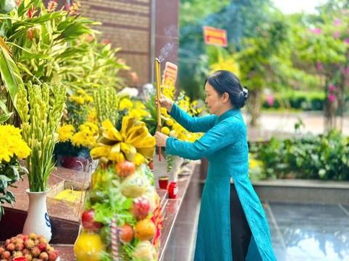 Đồng chí Phạm Thị Ngọc Diệu - Bí thư Đảng ủy, Chủ tịch HĐND phường dâng hương trước Tượng đài Cố Tổng Bí thư Trần Phú