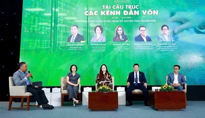 Các diễn giả chia sẻ tại hội thảo.