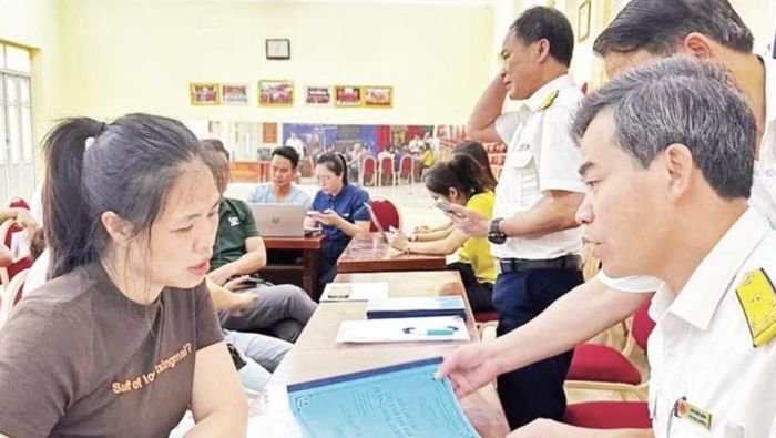 Cán bộ Thuế Thành phố Hà Nội hướng dẫn hộ kinh doanh kê khai thuế.