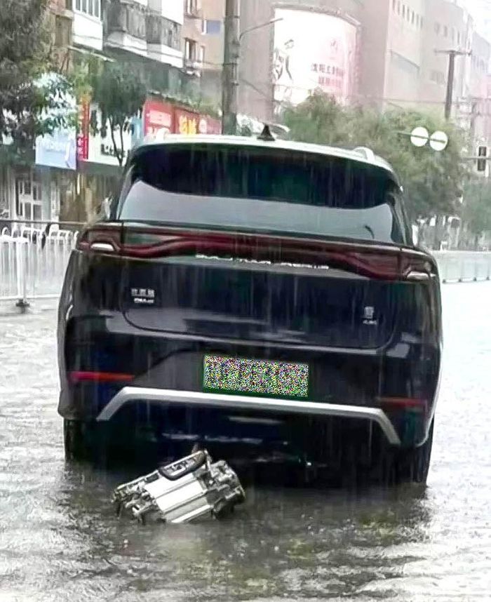 BYD Tang rơi động cơ khi lội nước xuất hiện trong một đoạn video lan truyền trên mạng xã hội Trung Quốc. Ảnh: Cắt từ video