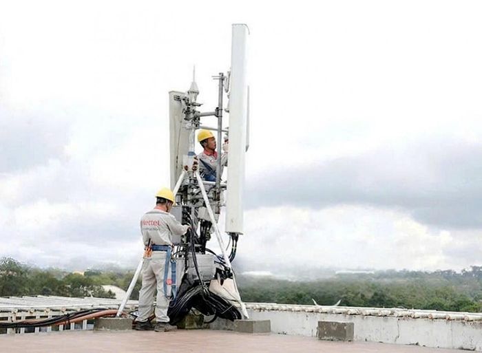 Viettel Hưng Yên lắp đặt các trạm phát sóng 5G tại Khu công nghiệp Liên Hà Thái. Ảnh: Bộ KH&amp;CN