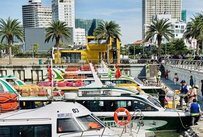 Bến du thuyền Mũi Tấn, phường Quy Nhơn, tỉnh Gia Lai hoạt động vận chuyển khách du lịch đường thủy.