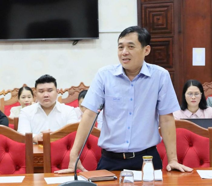  Ông Lại Đức Đại - Chủ tịch UBND xã Krông Pắc phát biểu ý kiến tại cuộc họp. 