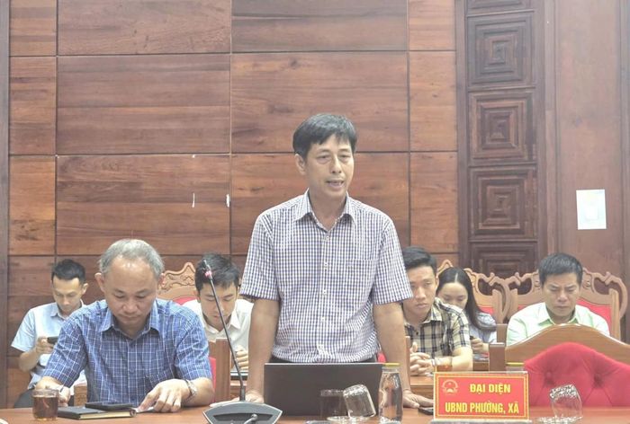 Đại diện UBND phường, xã phát biểu ý kiến tại cuộc họp, trình bày nội dung liên quan trước các đại biểu tham dự.