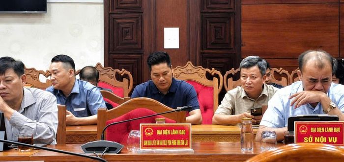 Đại diện lãnh đạo các sở, ngành tham dự họp báo, tập trung theo dõi và trao đổi thông tin tại hội nghị.