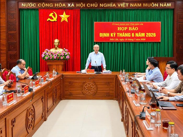 Toàn cảnh buổi họp báo định kỳ tháng 6 năm 2026 do UBND tỉnh Đắk Lắk tổ chức, lãnh đạo tỉnh chủ trì và thông tin về tình hình kinh tế - xã hội.