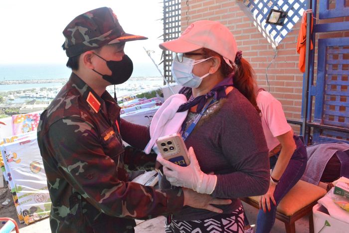 Người mẹ Venezuela cảm ơn bộ đội Việt Nam đã giúp tìm kiếm và đưa thi thể con gái ra khỏi đống đổ nát. (Ảnh: QĐND)
