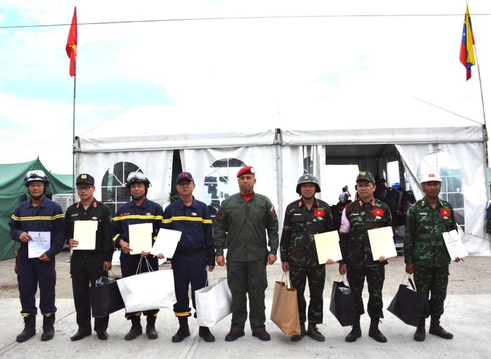 Đại diện Chính phủ Venezuela trao Huy chương “Anh hùng Venezuela” hạng Nhì cho các cá nhân của đoàn Việt Nam. (Ảnh: QĐND)