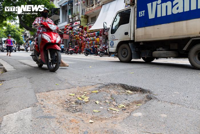 Sau quá trình thi công, nhiều vị trí trên mặt đường xuất hiện ‘ổ gà’, ‘ổ voi’ nhưng chưa được san lấp, tiềm ẩn nguy cơ mất an toàn giao thông. Theo bà Lan, người dân sinh sống trên phố Hàng Mã, các hố lún này đặc biệt nguy hiểm vào ban đêm, khi tầm nhìn hạn chế, người đi xe máy rất dễ gặp tai nạn nếu không kịp quan sát, nhất là phụ nữ hoặc người có tay lái yếu.