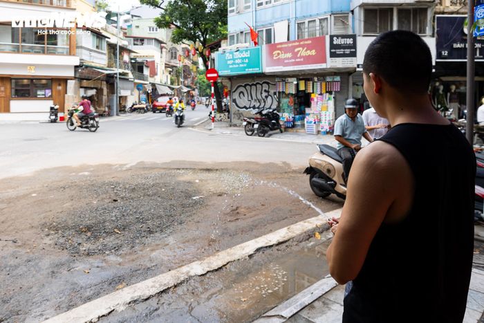 Để hạn chế bụi phát tán, mỗi ngày phải liên tục tưới nước, có thời điểm lên tới hàng chục lần. “Chỉ cần ngừng tưới một lúc là bụi lại bốc lên mù mịt. Hít phải bụi nhiều rất dễ viêm họng”, người này chia sẻ.
