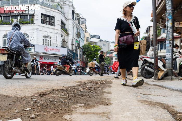 “Khu vực trung tâm được xem là bộ mặt của Thủ đô, vì vậy các đơn vị thi công cần đẩy nhanh tiến độ hoàn trả mặt bằng để giảm ảnh hưởng đến sinh hoạt của người dân cũng như hoạt động kinh doanh, du lịch”, anh Phương Nam (phường Hoàn Kiếm) nói.
