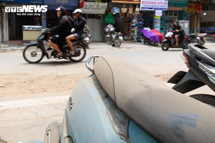 Trên phố Hàng Bạc, nhiều phương tiện dựng trên vỉa hè chỉ sau vài giờ đã phủ kín một lớp bụi dày.