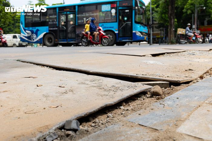 Tại phố Hàng Cót, khu vực thi công được phủ bằng các tấm thép, tuy nhiên nhiều tấm đã bị cong vênh, chênh cao so với mặt đường, tiềm ẩn nguy cơ mất an toàn giao thông, nhất là vào ban đêm hoặc khi trời mưa. 