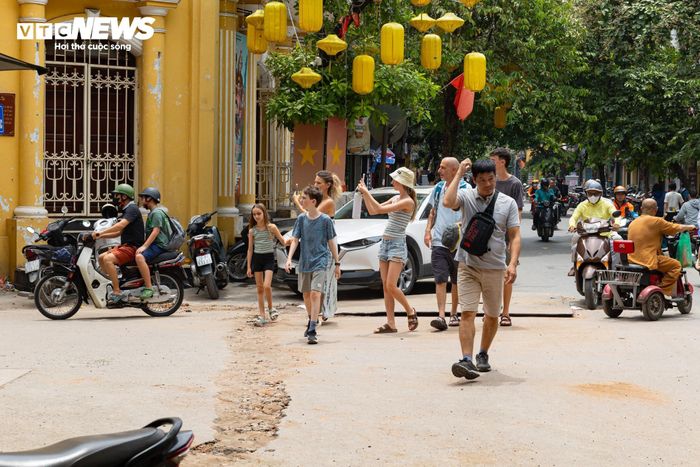 Tương tự, trên phố Tạ Hiện, nhiều đoạn đường sau thi công vẫn chưa được hoàn trả, ảnh hưởng đến việc đi lại, kinh doanh và hình ảnh khu phố cổ.