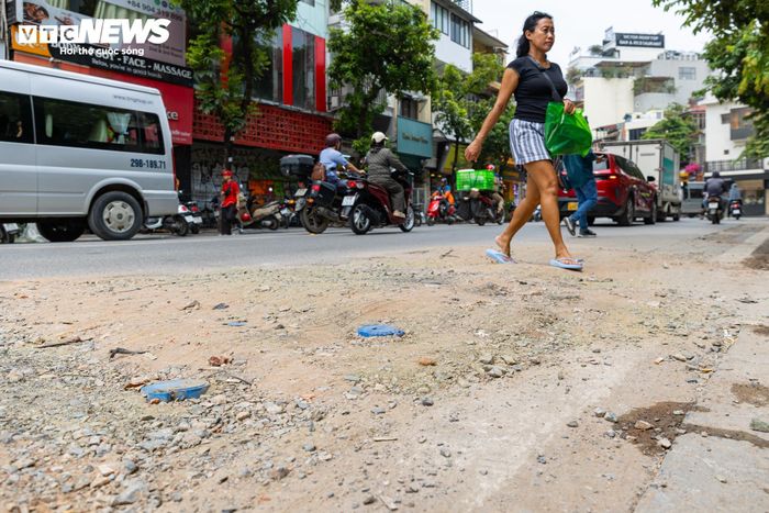 Không chỉ tại khu vực Hàng Mã, tình trạng chậm hoàn trả mặt đường cũng diễn ra tại nút giao Hàng Gai - Hàng Đào. Dù việc lắp đặt đường ống đã hoàn tất, mặt đường vẫn chưa được trải thảm nhựa, ảnh hưởng đến mỹ quan đô thị và việc đi lại của người dân.