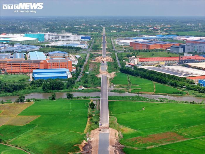 Các cầu vượt trên đoạn tuyến này đã cơ bản hoàn thành. Hiện nhà thầu tập trung thi công đường dẫn, đồng thời huy động nhiều công nhân, thiết bị làm việc liên tục để đẩy nhanh tiến độ.