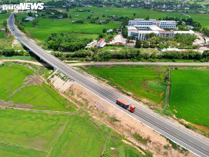 Ghi nhận của PV Báo Điện tử VTC News trong những ngày giữa tháng 7 cho thấy, phần lớn chiều dài tuyến đã hoàn thành thảm nhựa, sơn kẻ đường và lắp đặt hệ thống biển báo giao thông trên tuyến chính.