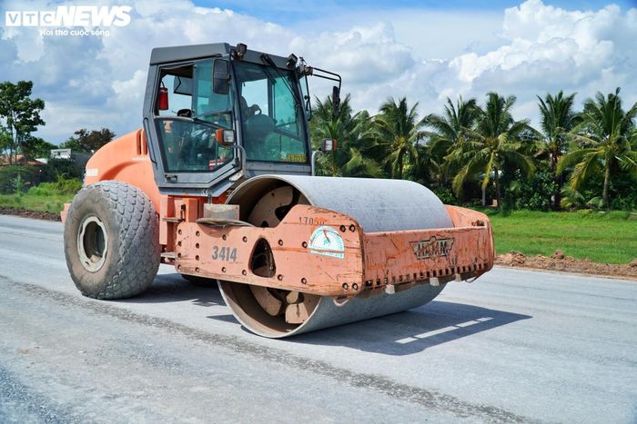 Khoảng 2km còn lại qua phường Gia Lộc (khu vực giáp Quốc lộ 22) và Khu công nghiệp Thành Thành Công (phường Trảng Bàng) đang được triển khai các hạng mục đổ đá, thảm nhựa mặt đường.