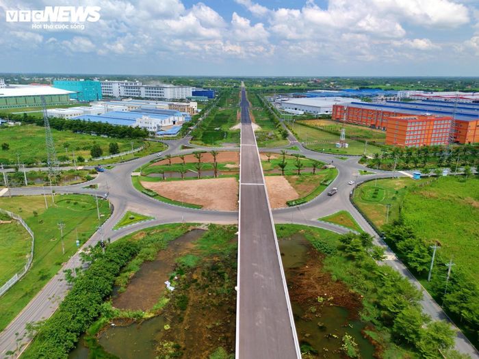 Theo ghi nhận, khoảng 5km còn lại từ Khu công nghiệp Thành Thành Công đến nút giao Quốc lộ 22 đang được các nhà thầu tập trung thi công, được xem là “mắt xích” cuối để nối thông toàn tuyến. Trong đó, tuyến đường dẫn kết nối vào Khu công nghiệp Thành Thành Công đã được thảm nhựa.