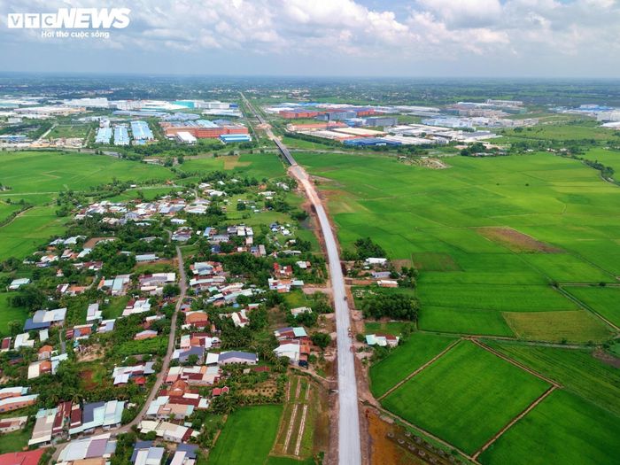 Dự án đầu tư xây dựng đường Hồ Chí Minh đoạn Chơn Thành - Đức Hòa có tổng chiều dài khoảng 72,75km, được khởi công từ tháng 11/2023 với tổng mức đầu tư hơn 2.292 tỷ đồng.