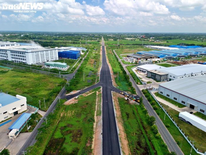 Đại diện Ban Quản lý dự án đường Hồ Chí Minh cho biết, khi đoạn Chơn Thành - Đức Hòa hoàn thành và chính thức đưa vào khai thác, tuyến đường sẽ trở thành trục giao thông quan trọng kết nối các khu công nghiệp, khu kinh tế cửa khẩu và các trung tâm logistics của vùng Đông Nam Bộ.