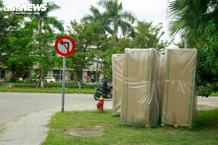 Tình trạng này xuất phát từ việc cư dân khu B - Khu đô thị Royal Park có phản ánh đến cơ quan chức năng việc chủ đầu tư ý cho thuê mặt bằng công viên, vỉa hè, các tuyến đường nội bộ tại khu đô thị để lắp đặt các trạm sạc xe điện, đổi pin xe điện khi chưa lấy ý kiến cư dân, đồng thời có dấu hiệu chưa phù hợp với quy hoạch được duyệt.