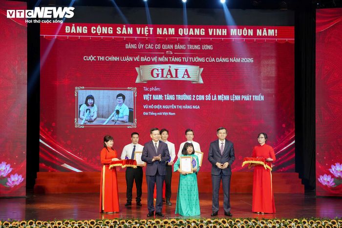 Trong đó, tác phẩm “Việt Nam: Tăng trưởng 2 con số là mệnh lệnh phát triển” của nhóm tác giả Ban Thời sự, Đài Tiếng nói Việt Nam (thể loại Phát thanh) xuất sắc đạt giải A cuộc thi.