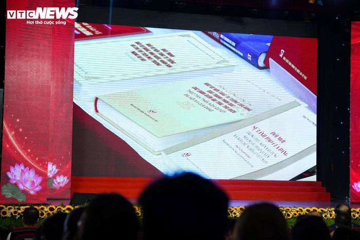 Nhiều vấn đề mới, khó, chưa có tiền lệ, thường xuyên bị các thế lực thù địch xuyên tạc, chống phá. Những yêu cầu mới của thực tiễn đòi hỏi tiếp tục đổi mới, nâng cao chất lượng nghiên cứu lý luận, tổng kết thực tiễn và hiệu quả tuyên truyền, định hướng dư luận xã hội, góp phần bảo đảm công tác chính trị, tư tưởng là nhiệm vụ quan trọng hàng đầu trong công tác xây dựng Đảng.