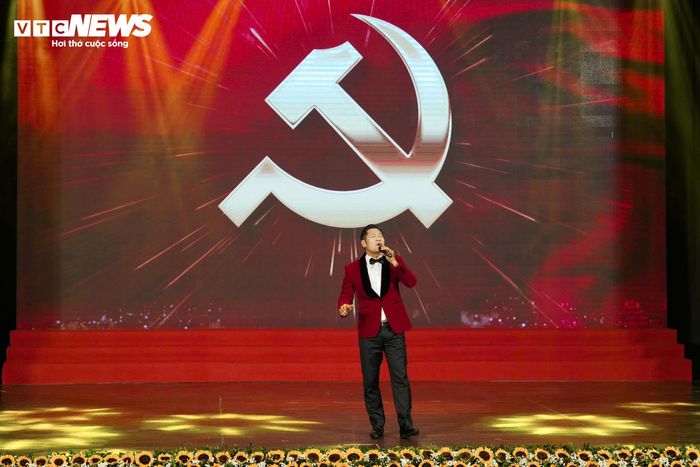 Cuộc thi chính luận về bảo vệ nền tảng tư tưởng của Đảng năm 2026 trở thành diễn đàn chính trị - tư tưởng có ý nghĩa sâu sắc, nơi hội tụ trí tuệ, bản lĩnh chính trị và trách nhiệm của đội ngũ cán bộ, đảng viên, nhà khoa học, nhà báo trong toàn Đảng bộ các cơ quan Đảng Trung ương đối với sự nghiệp bảo vệ nền tảng tư tưởng của Đảng.