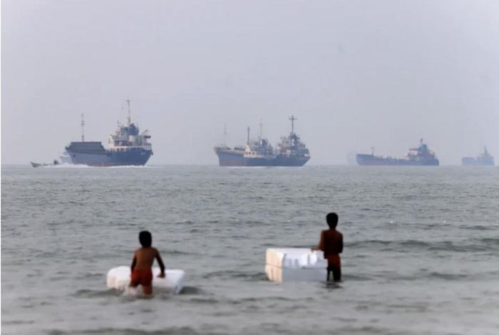  Tàu thuyền ở eo biển Hormuz gần bãi biển Bandar Abbas, Iran. (Ảnh: Reuters)