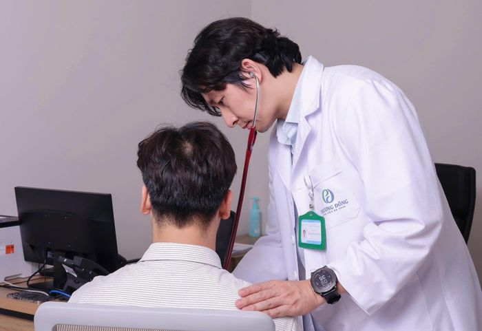 Bác sĩ Đoàn Dư Mạnh kiểm tra sức khỏe người bệnh. (Ảnh: BSCC)