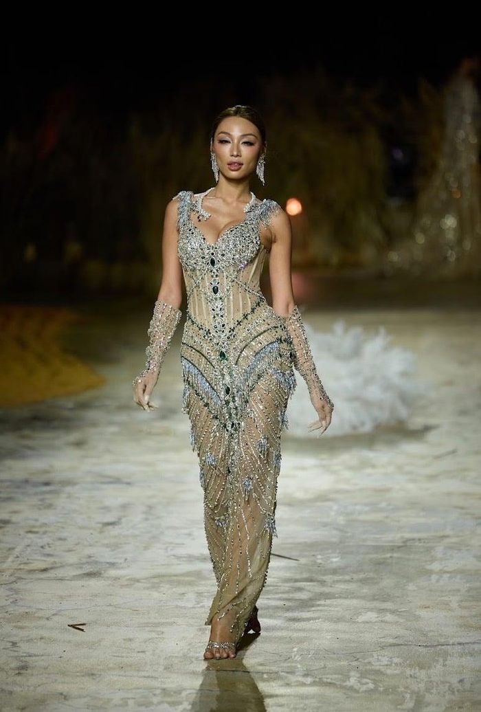 Gam vàng champagne, ánh kim cùng các sắc nude được khai thác xuyên suốt, tạo cảm giác như những tia nắng cuối ngày phủ lên cánh đồng lúa.