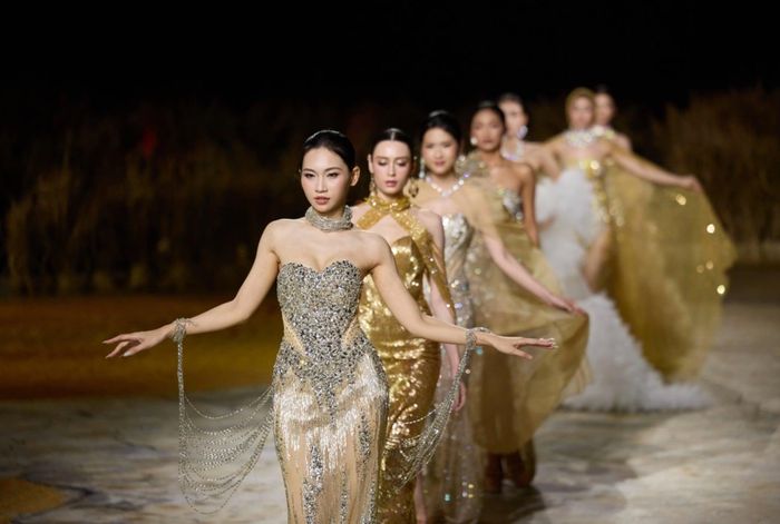 Các thiết kế của Mai Phương Trang sử dụng nhiều chất liệu xuyên thấu, đính kết thủ công cùng những đường cắt mềm mại, tôn lên vẻ nữ tính và sự uyển chuyển trong từng bước đi.