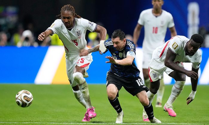 Djed Spence, cầu thủ chạy nhanh nhất đội tuyển Anh, không ngăn được Messi 2 lần kiến tạo bàn thắng. (Ảnh: AP)