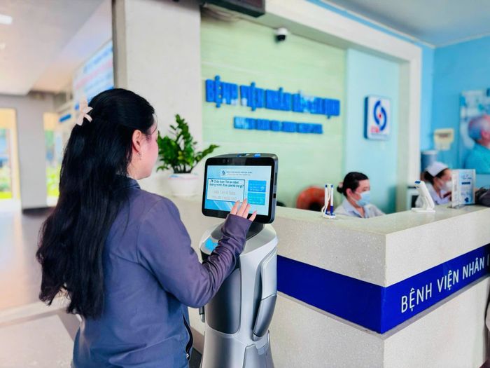 “AI Robot tiếp tân” với nhiệm vụ hướng dẫn, cung cấp thông tin cho người dân tại Bệnh viện Gia Định, TP.HCM. (Ảnh: BVCC)