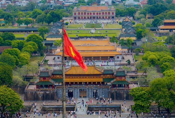 Các trường hợp vi phạm như ăn mặc phản cảm, bay flycam trái phép hoặc có hành vi ảnh hưởng có thể bị chấm dứt chương trình tham quan quan tại di sản Huế